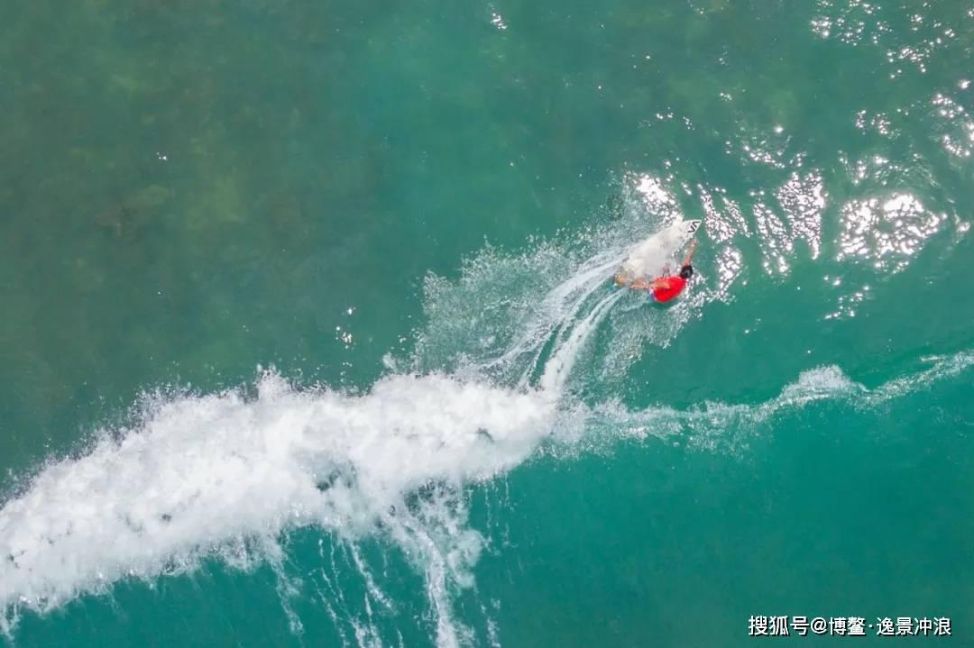 电影《悬崖之上》中的小兰，为什么要买三张电影票？